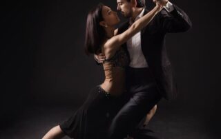 Andrea Bassi e Alice Gaini, corsi di tango al Mib di piazza Affari a Milano tutti i martedì, in Cascina Cuccagna tutti i giovedì.